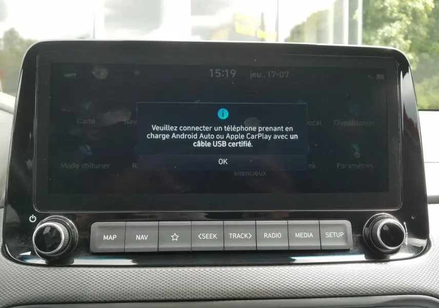 Écran tactile central du Hyundai Kona 2023 affichant un message de connexion Android Auto/Apple CarPlay.