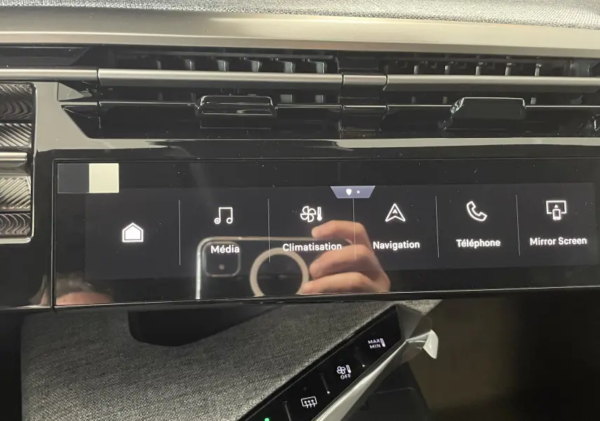 Écran tactile central du tableau de bord du Peugeot 3008 Hybrid noir, affichant les menus Média, Climatisation, Navigation, Téléphone et Mirror Screen.