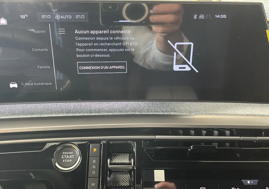 Tableau de bord du Peugeot 3008 Hybrid 2026 avec écran tactile central et bouton start/stop visible.