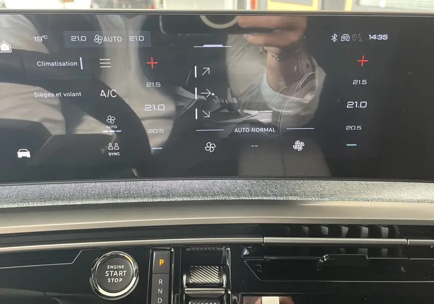 Vue rapprochée de l’écran tactile central du Peugeot 3008 noir 2026, affichant les réglages de climatisation et sièges.