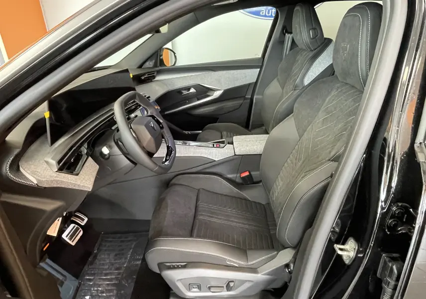 Vue intérieure côté conducteur du Peugeot 3008 noir 2026, sièges Alcantara avec réglages électriques et tableau de bord moderne.