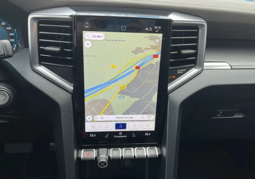 Vue centrale de l’écran tactile du tableau de bord du Volkswagen Amarok noir, affichant la navigation GPS.