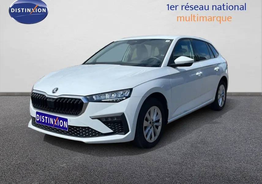 Vue 3/4 avant d'une Skoda Scala blanc glacier avec calandre noire et jantes alliage 16 pouces sur sol gris.