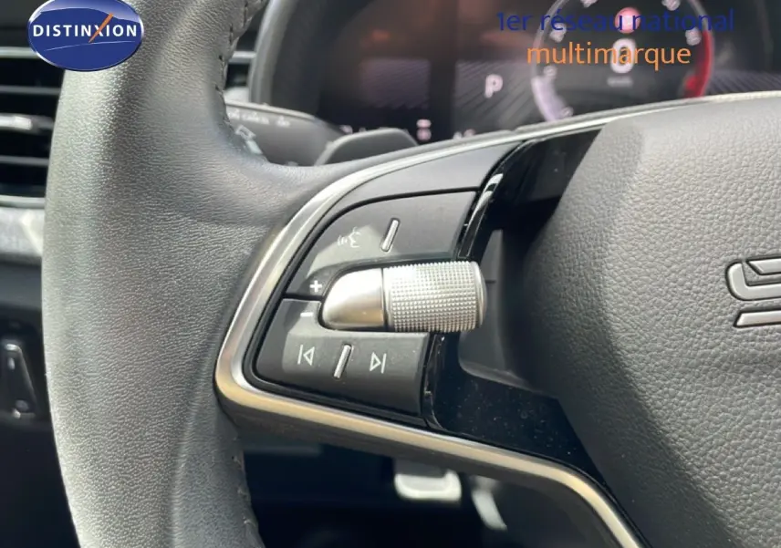 Gros plan sur la partie gauche du volant gris noir du Skoda Scala 2025 avec commandes audio intégrées.