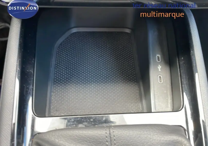 Gros plan sur la console centrale de la Skoda Scala blanc glacier, avec ports USB visibles et surface texturée.