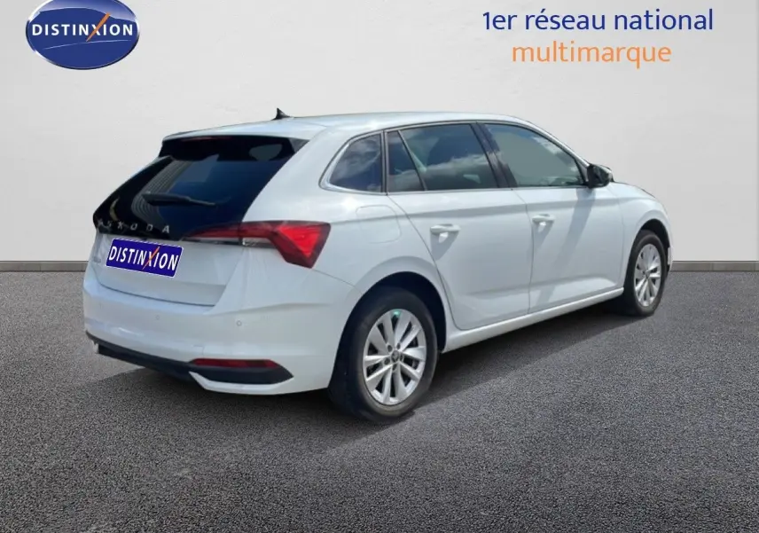 Vue 3/4 arrière droite d'une Skoda Scala blanc glacier avec vitres arrière teintées et jantes alliage.
