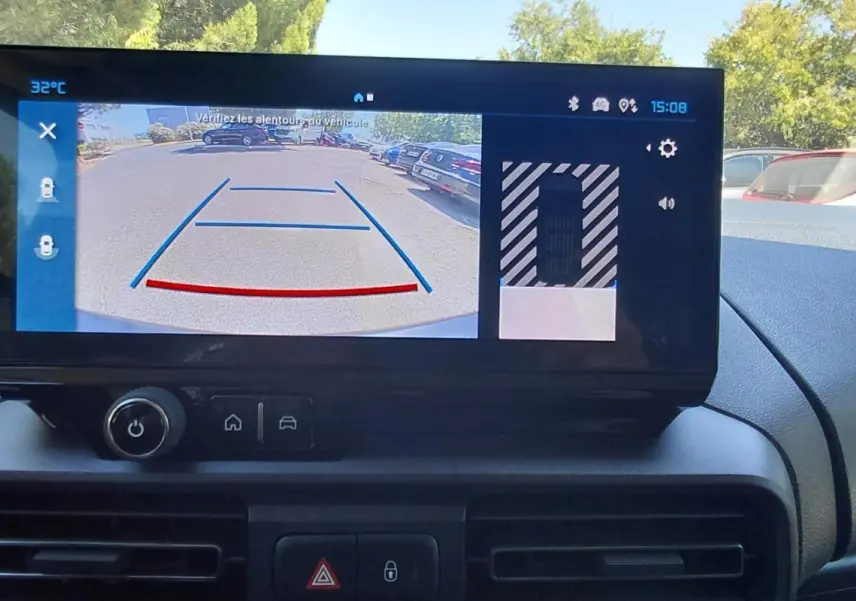 Écran tactile intérieur du Citroën Berlingo blanc 2025 affichant la caméra de recul et l'aide au stationnement.