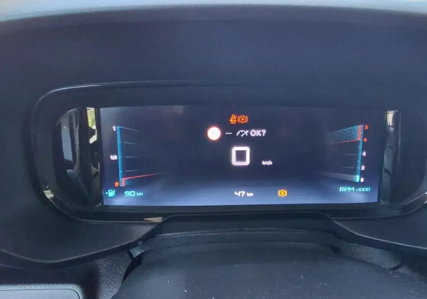 Vue rapprochée du tableau de bord numérique du Citroën Berlingo 2025, affichant vitesse et compte-tours.