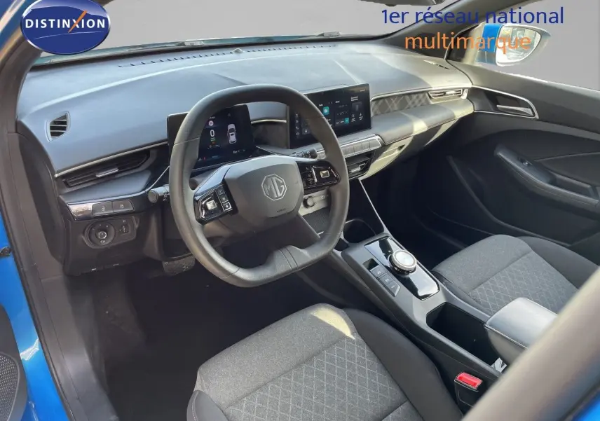 Intérieur côté conducteur du MG3 2024 bleu Como, tableau de bord moderne avec écran tactile et volant multifonction.