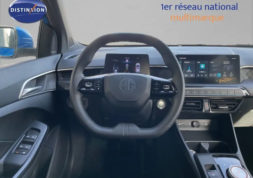 Vue intérieure frontale du tableau de bord et volant du MG3 2024, finition Comfort avec écran numérique et console moderne.