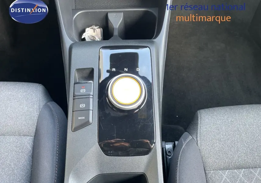 Vue plongeante sur la console centrale de la MG3 2024, avec sélecteur rotatif de boîte auto et sièges tissu gris.
