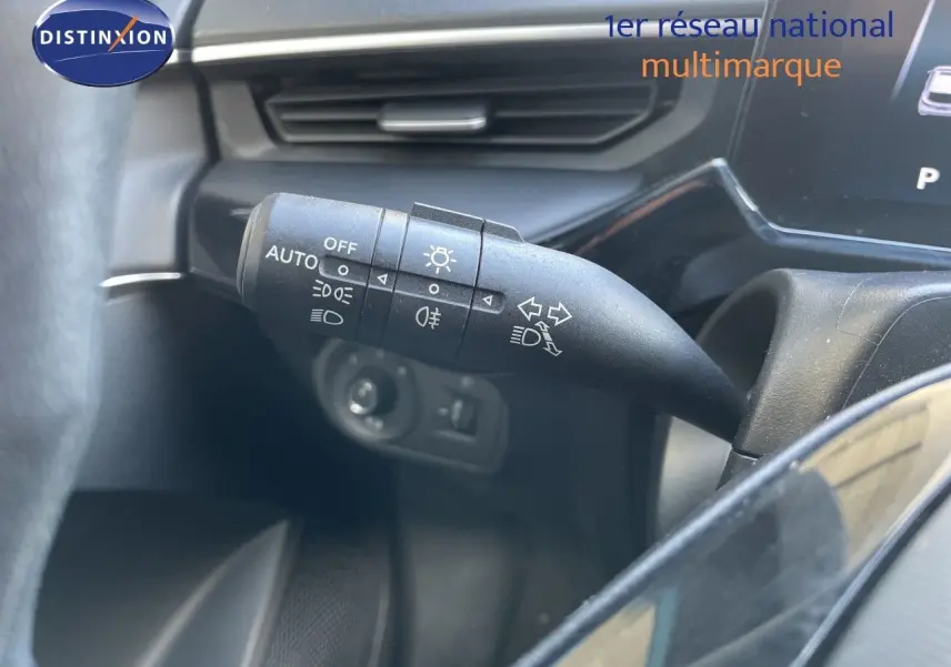 Gros plan sur la commande des phares et clignotants à gauche du volant dans l’habitacle du MG3 2024.