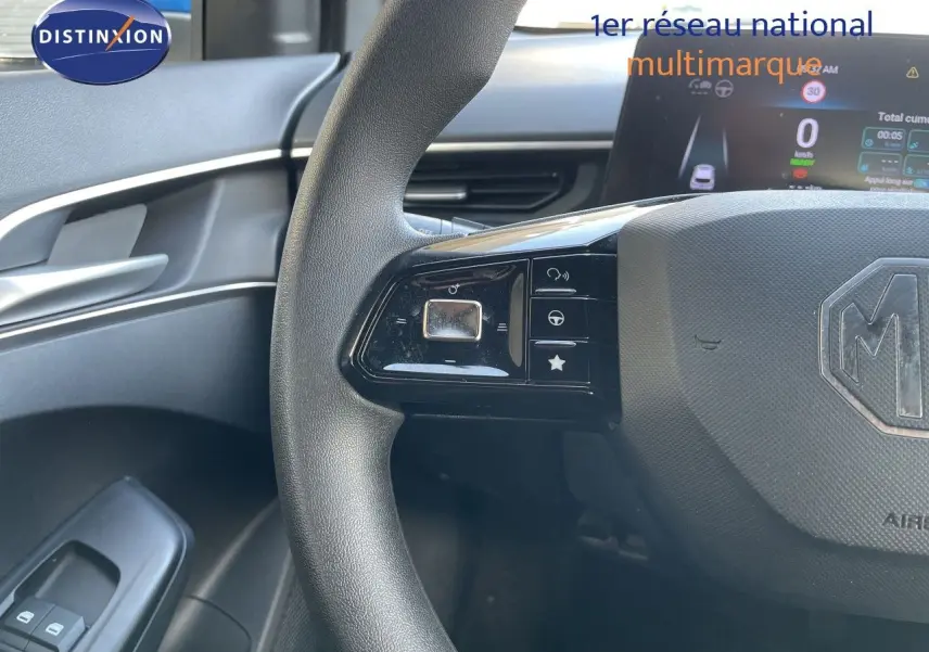 Vue rapprochée du volant noir de la MG3 2024, montrant les commandes multifonctions et une partie du tableau de bord digital.