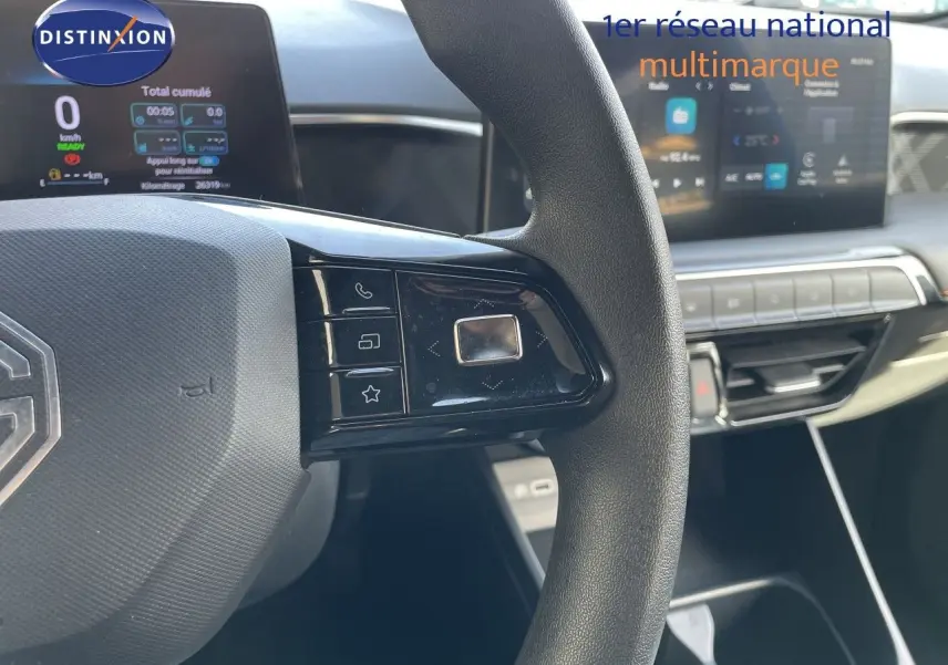 Vue rapprochée du volant et du tableau de bord numérique de la MG3 2024 en intérieur, avec écran tactile et commandes au volant.