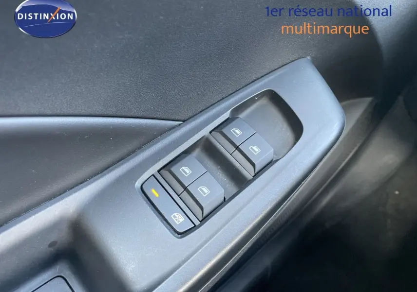 Gros plan sur les commandes des vitres électriques côté gauche de la porte intérieure d'une MG3 1.5L Hybrid+ 2024 bleu Como.