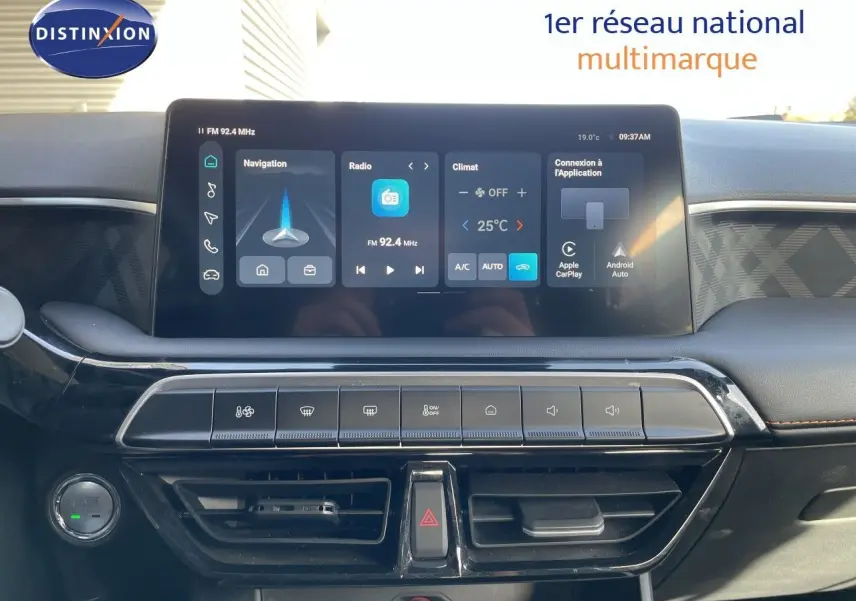Vue rapprochée de la console centrale du MG3 2024, écran tactile affichant navigation et climatisation, finition intérieure noire.