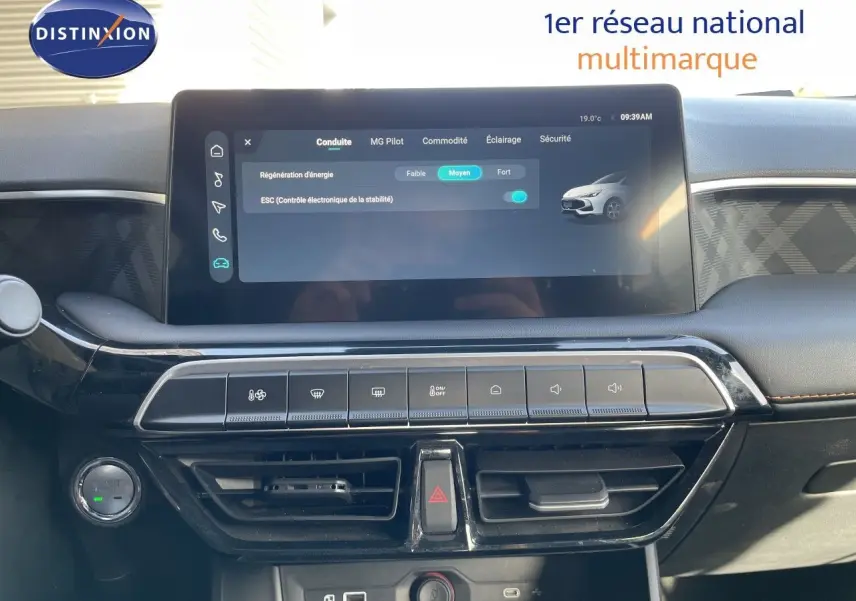 Vue rapprochée de l’écran tactile central et de la console d’une MG3 2024, avec commandes climatisation et bouton start visible.