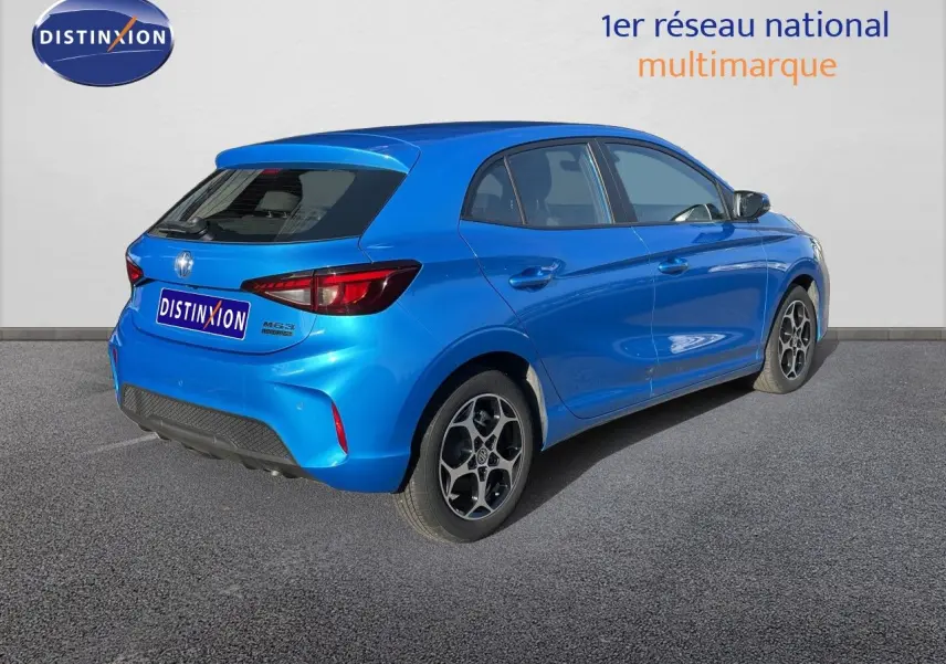 Vue 3/4 arrière droite d'une MG3 1.5L Hybrid+ 195ch en bleu Como Metal avec jantes alliage et feux LED.