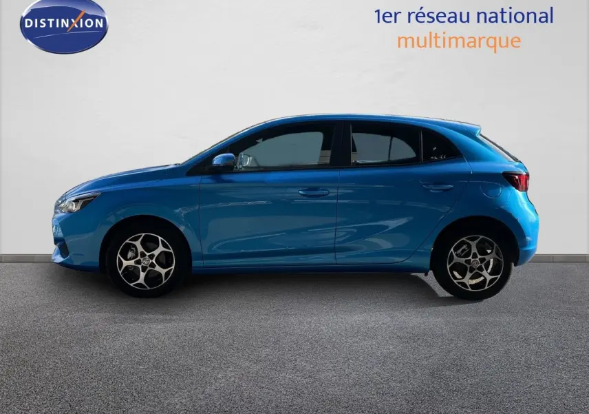 Vue latérale droite d'une MG3 2024 hybride en bleu Como Metal avec jantes alliage et lignes fluides.