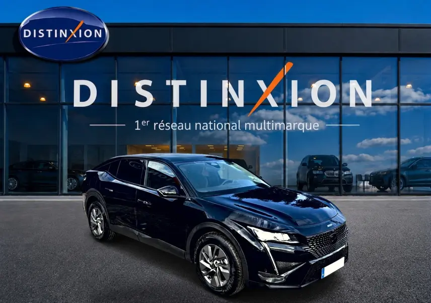PEUGEOT 408 Hybrid 145 allure e-dcs6 noir en 3/4 avant droit, avec phares LED et jantes alu visibles devant showroom Distinxion.