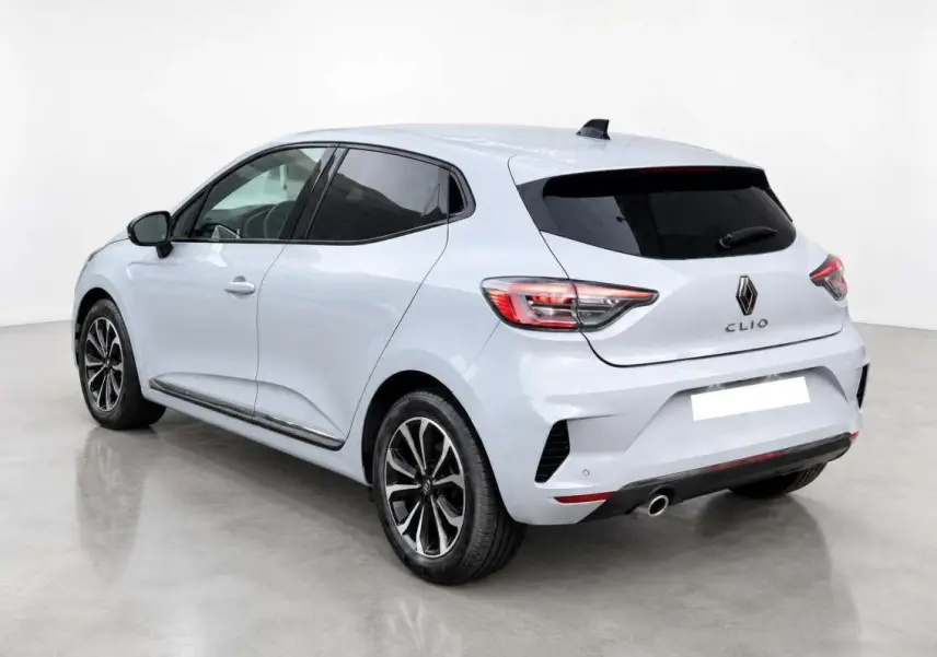Vue 3/4 arrière droite de la Renault Clio 2025 gris rafale avec vitres surteintées et jantes alliage noires.