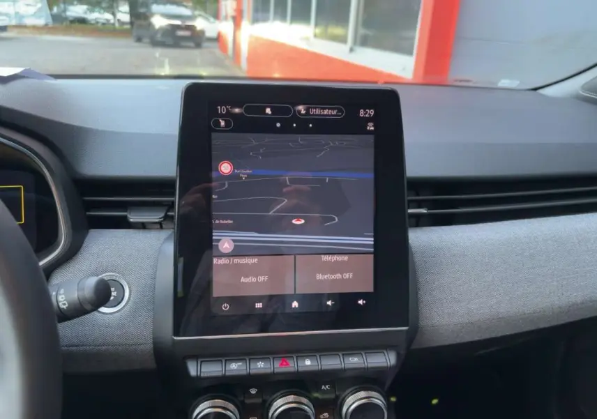 Vue intérieure centrée sur l'écran tactile 9,3 pouces du tableau de bord de la Renault Clio gris rafale 2025.