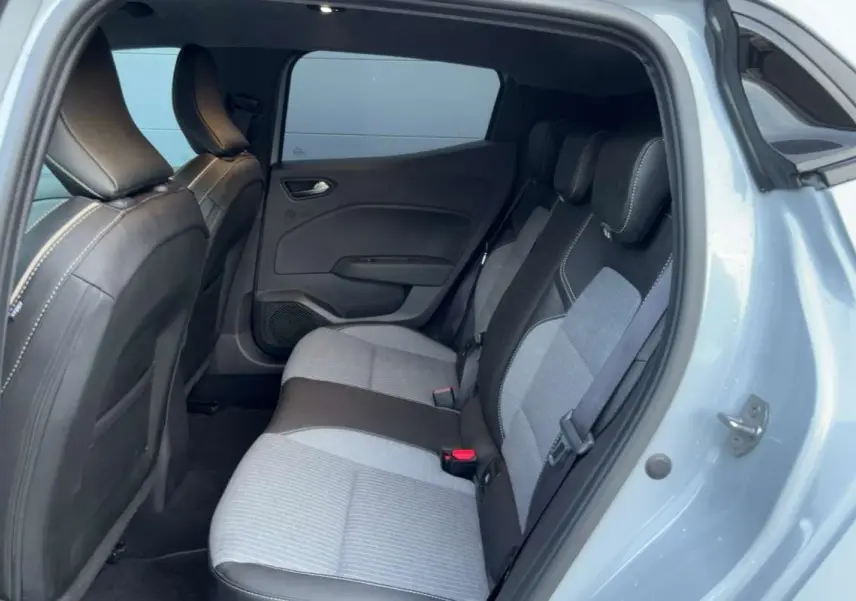 Vue intérieure arrière droite de la Renault Clio gris rafale, montrant la banquette tissu et cuir avec appuie-têtes.