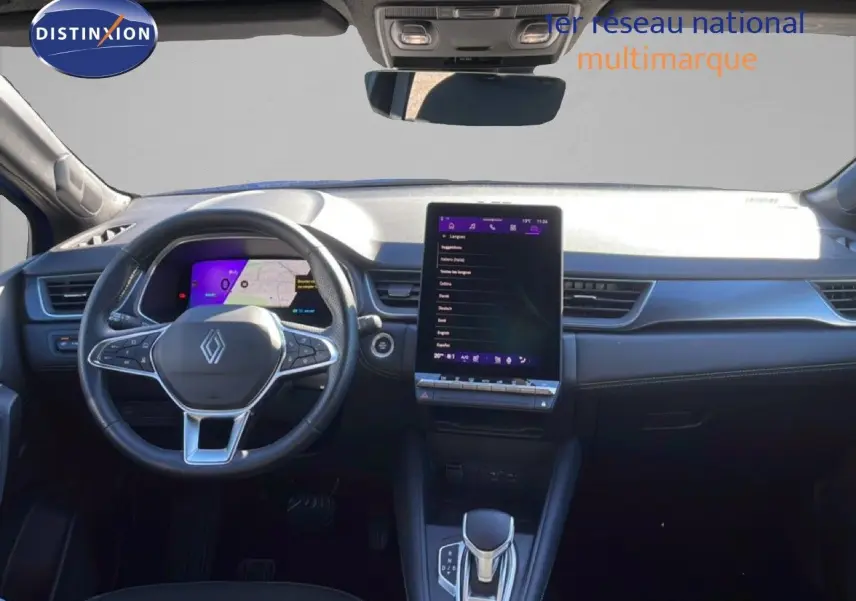 Vue intérieure du tableau de bord et volant Renault Symbioz 2025, écran tactile central vertical et finition noire élégante.