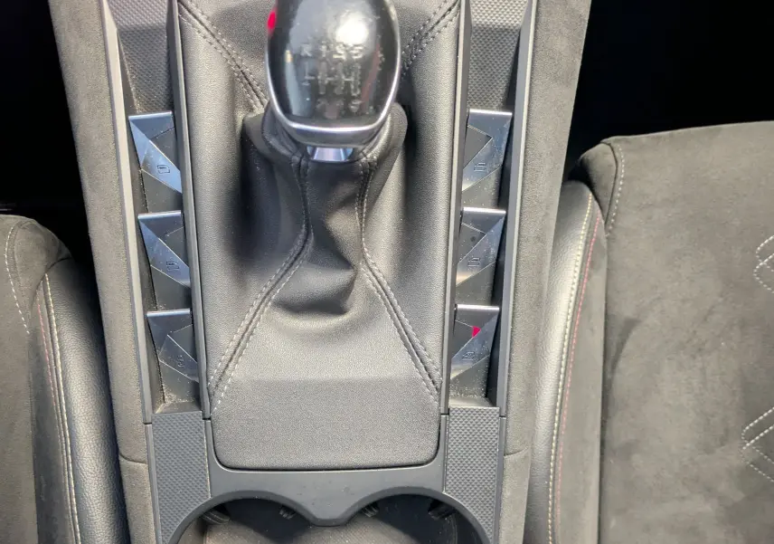 Vue plongeante sur la console centrale du DS7 1.5 HDI 130 Performance Line, levier de vitesse manuel et boutons mode Sport/Eco.