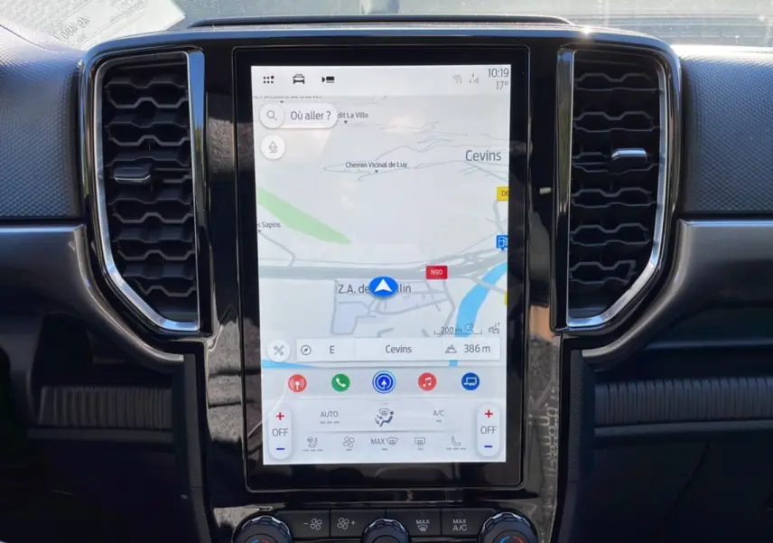 Écran tactile central 10 pouces affichant la navigation GPS dans l’habitacle noir du Ford Ranger 2025.