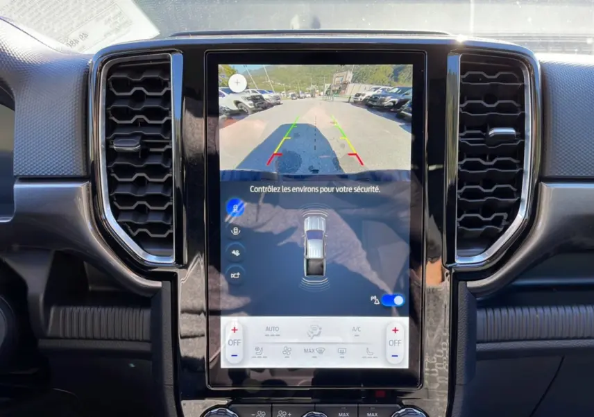 Vue rapprochée de l’écran central tactile affichant la caméra de recul dans un Ford Ranger gris Iconic 2025.