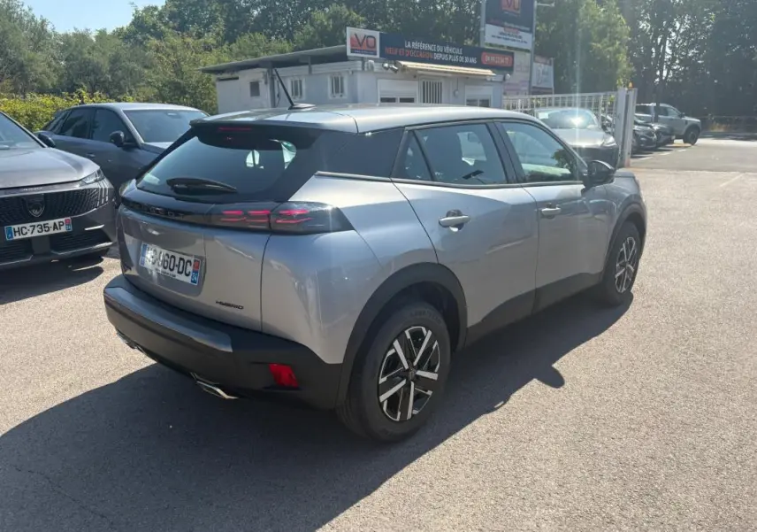 Peugeot 2008 Hybrid gris vue 3/4 arrière droit, jantes 16 pouces et feux arrière LED distinctifs.