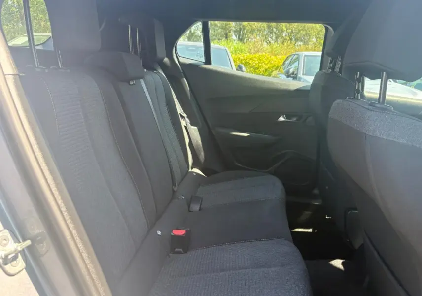 Vue intérieure côté gauche des sièges arrière gris du Peugeot 2008 Hybrid 145 e-DCS6 Style 2025, avec ceintures visibles.