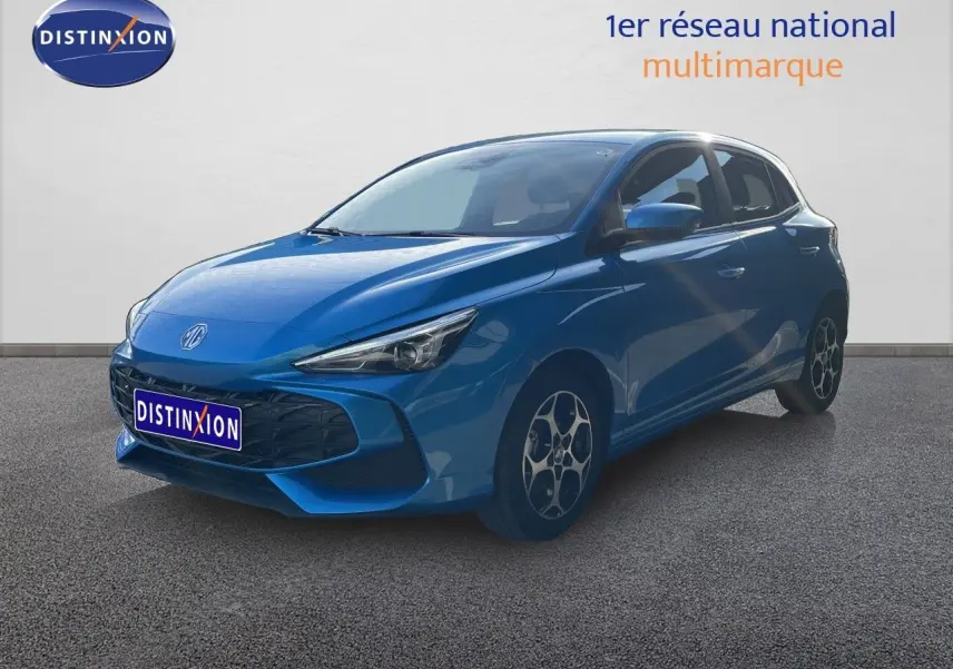Vue 3/4 avant droite de la MG3 2024 hybride en bleu Como Metal avec jantes alliage et calandre noire distinctive.