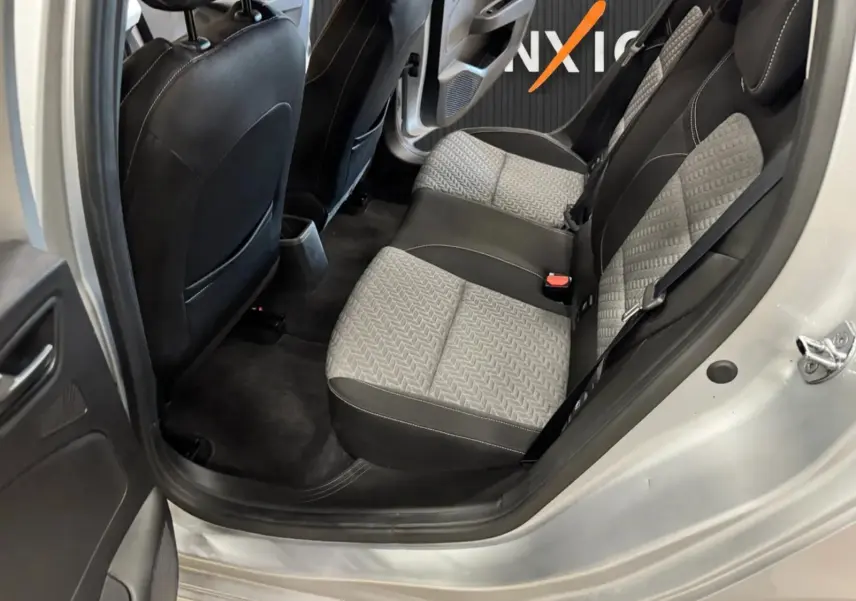 Vue intérieure côté droit sur les sièges arrière gris clair et noir de la Renault Clio V 2022 Gris Aluminium.