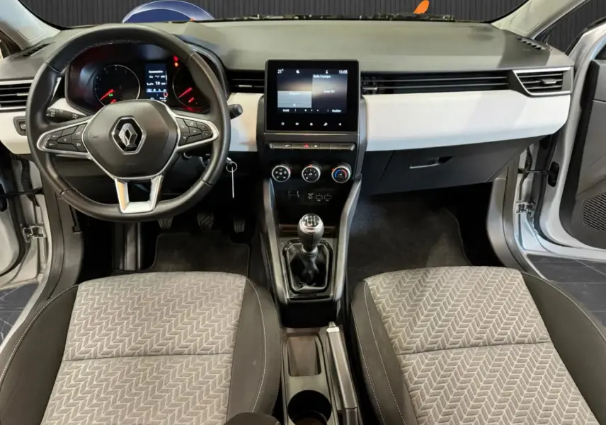 Vue intérieure frontale de la Renault Clio V 1.0 SCE 65 CH Evolution 2022, avec tableau de bord gris noir et volant multifonction.