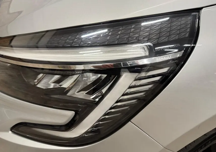 Gros plan sur le phare avant droit gris aluminium de la Renault Clio V 2022 avec signature LED distinctive.