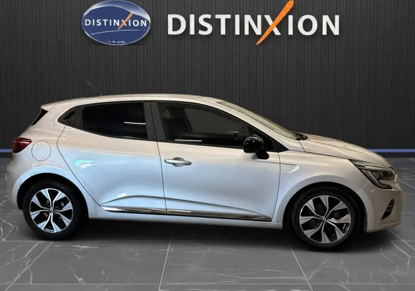 Renault Clio V gris aluminium vue de profil côté gauche, avec jantes bi-ton et rétroviseurs noirs.