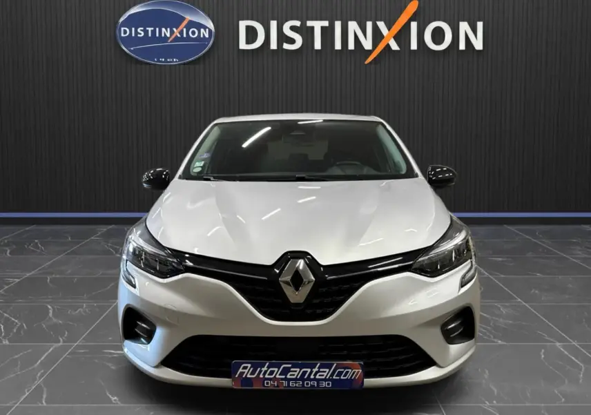 Vue avant d'une Renault Clio V gris aluminium, avec calandre noire brillante et phares LED, en showroom Distinxion.