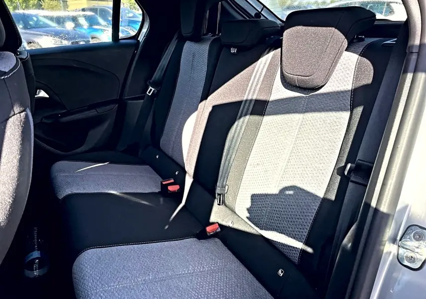 Vue intérieure côté droit des sièges arrière en tissu noir et gris clair de l’Opel Corsa 2025.
