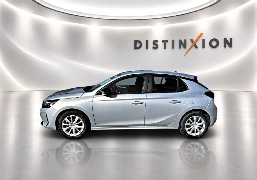 Opel Corsa gris alu vue de profil côté gauche, avec jantes alliage et toit noir dans studio lumineux.