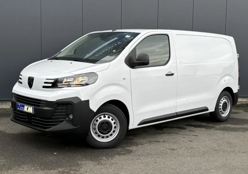 Peugeot Expert Fourgon blanc Icy vu en 3/4 avant droit, avec pare-chocs noirs et jantes tôles grises.