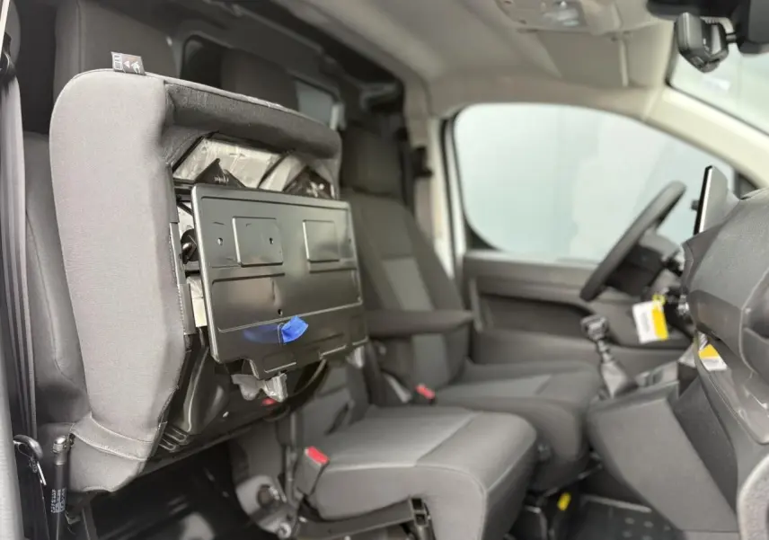 Vue intérieure côté droit du Peugeot Expert Fourgon 2025, montrant la banquette passager relevée et sièges gris bi-ton.