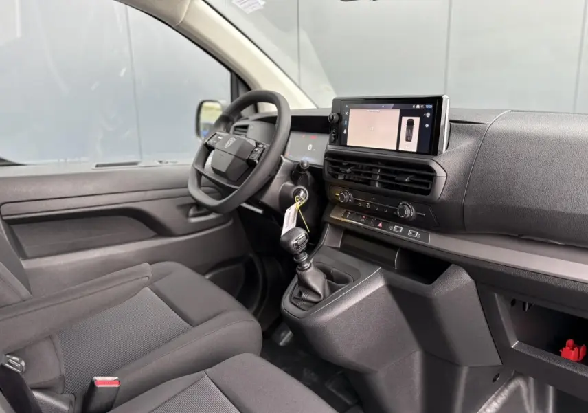 Vue intérieure côté conducteur du Peugeot Expert Fourgon 2025, montrant tableau de bord noir et écran tactile 10 pouces.