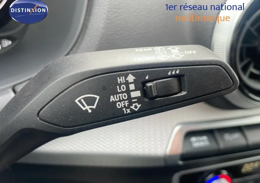 Gros plan sur la commande d’essuie-glace intérieur noir du tableau de bord de l’Audi Q2 30 TDI S-Line 2025.