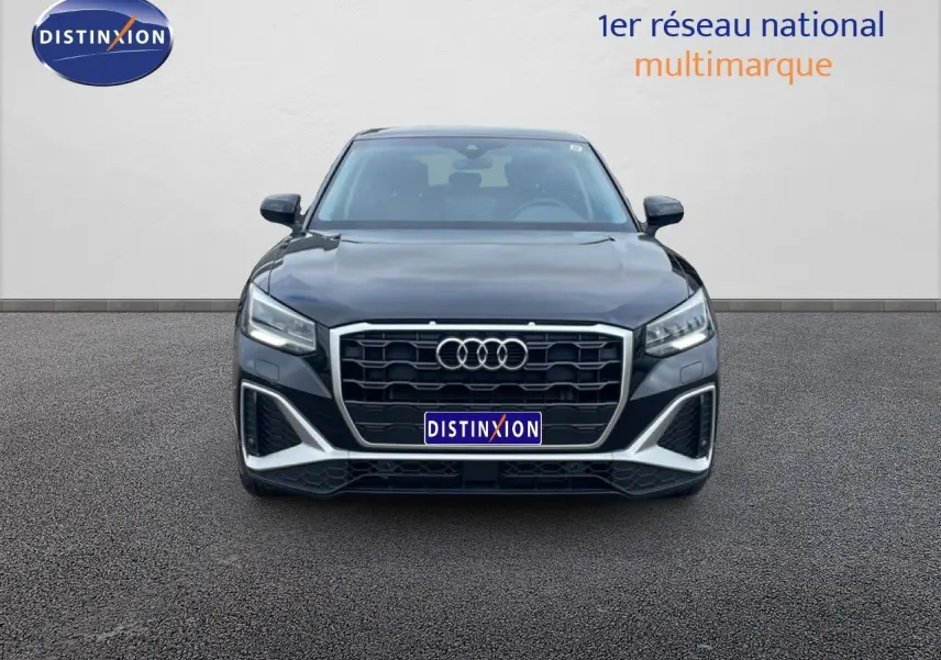 Vue frontale d'un Audi Q2 30 TDI S-Line noir mito metal avec calandre hexagonale et phares LED distinctifs.