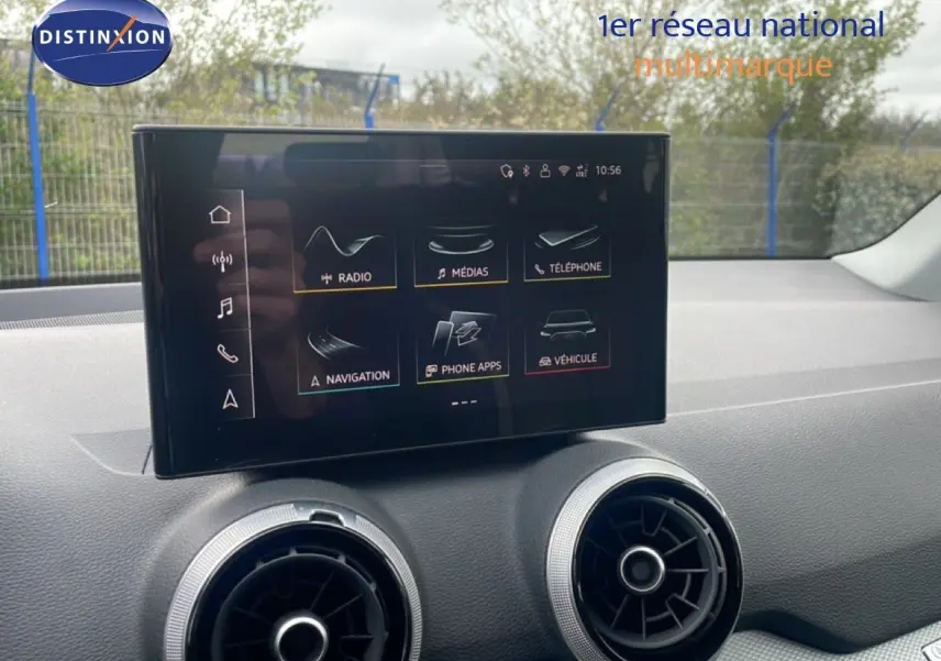 Écran tactile central de l’Audi Q2 noir mito metal, vue intérieure du tableau de bord avec commandes multimédias.