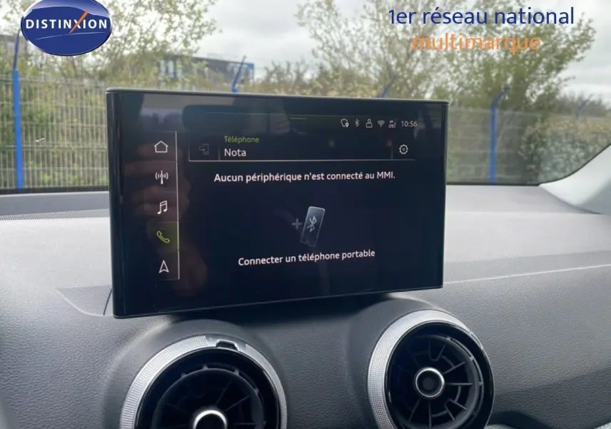 Écran tactile central du tableau de bord de l'Audi Q2 30 TDI S-Line 2025, avec commandes d'air circulaires visibles.