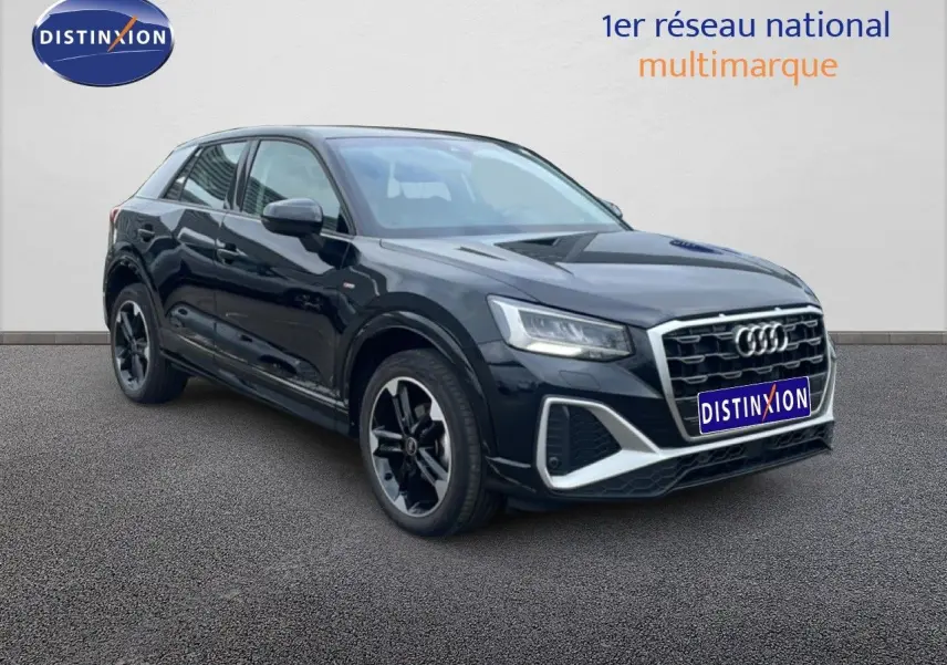 Audi Q2 30 TDI S-Line noir mito metal en 3/4 avant droit, avec jantes noires et détails chromés sur le bouclier.