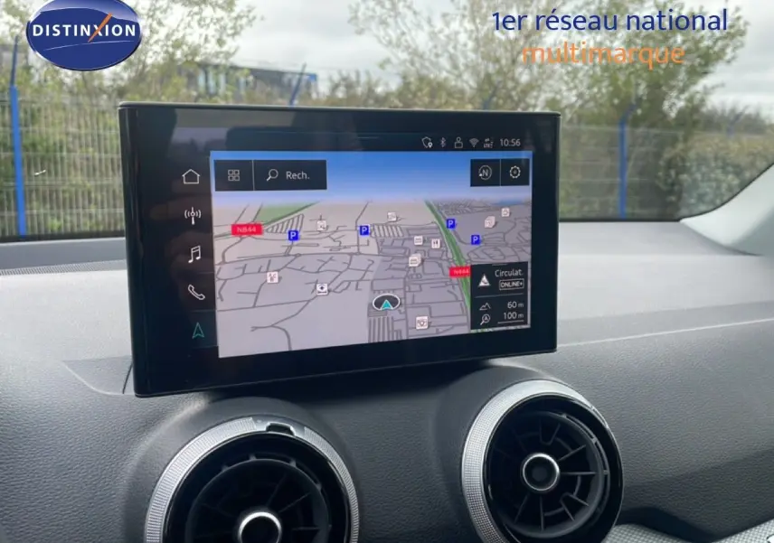 Vue intérieure du tableau de bord de l’Audi Q2 30 TDI S-Line 2025, écran tactile affichant la navigation GPS.